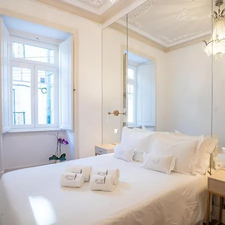 Baroque With Patio Portuguese Soul Bica Tram 4p Апартаменты